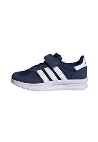 Baskets de sport navy avec trois rayures blanches, dot�ées d'une sangle velcro et d'une semelle en mousse douce, conçues pour le confort et le soutien.