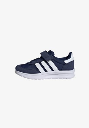 Scarpa da atletica blu navy con tre strisce bianche, dotata di una fibbia in velcro e suola in schiuma morbida, progettata per comfort e supporto.