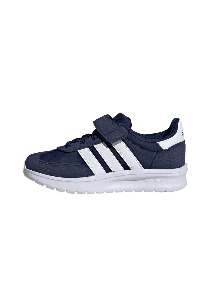 Baskets de sport navy avec trois rayures blanches, dotées d'une sangle velcro et d'une semelle en mousse douce, conçues pour le confort et le soutien.