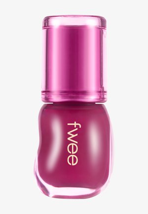 Petite bouteille de vernis à ongles rose profond avec un bouchon carré arrondi et le mot "fwee" imprimé sur le devant en couleur claire.