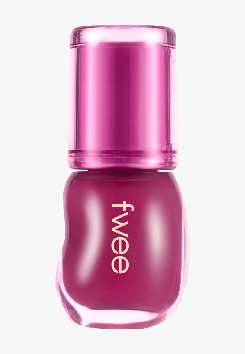 Petite bouteille de vernis à ongles rose profond avec un bouchon carré arrondi et le mot "fwee" imprimé sur le devant en couleur claire.