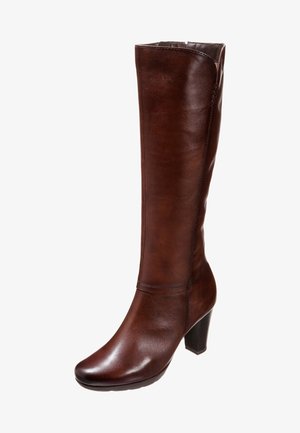 Botte haute jusqu'au genou en cuir marron avec un bout pointu, des coutures décoratives et un talon épais. Texture lisse, design épuré et accents minimalistes.