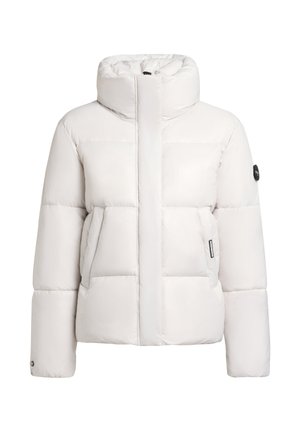 Chaqueta de plumas blanca con un alto cuello, diseño cuadrado, textura acolchada y bolsillos laterales; presenta un parche con el logo en la manga.