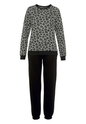 Grijze sweatshirt met zwarte luipaardprint en zwarte manchetten, gecombineerd met zwarte sweatpants met elastische cuffs bij de enkels.