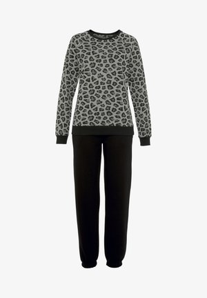 Szary sweatshirt z czarnym nadrukiem w leoparda i czarnymi mankietami, w połączeniu z czarnymi spodniami dresowymi z elastycznymi mankietami przy kostkach.