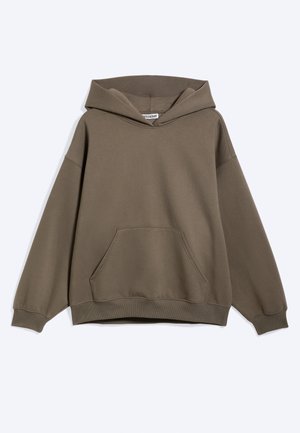 Hanorac maro supradimensionat cu buzunar kangaroo frontal și manșete riburate, afișat pe un fundal deschis simplu.