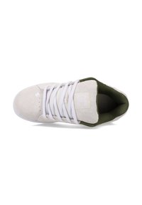 Jasnoszare zamszowe sneakersy z białymi sznurowadłami i zieloną siateczkową podszewką, z logo na języku i białą gumową podeszwą.