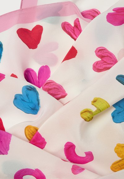 Tissu avec un motif de cœurs colorés en coups de pinceau rouge, rose, bleu et jaune sur fond blanc avec bordure rose.