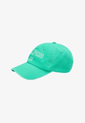 Gorra de béisbol de algodón verde con visera curva y texto blanco bordado "HELPERS CO." en el panel frontal.