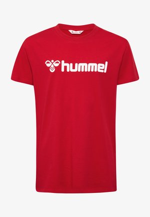 Czerwone bawełniane koszulki z białym logo "hummel", krótkimi rękawami i luźnym krojem. Jedna koszulka ma okrągły dekolt; na modelkach widoczne teksturowane włosy.