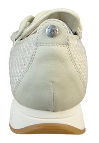 Jasnoszare buty sportowe z plecionym wzorem z tyłu, gładkimi skórzanymi akcentami oraz białą podeszwą. Posiada metalowy guzik z logo.