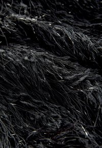 Schwarzer, strukturierter Stoff mit langen, feinen Fasern und metallischen Akzenten, der ein reichhaltiges, geschichtetes Erscheinungsbild mit einer weichen, flauschigen Textur erzeugt.