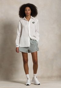 Polo Ralph Lauren WIMBLEDON SHORT FLAT FRONT - Šortky - moss agate/ceramic white
