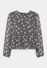 Blusa floral preta transparente com mangas longas, decote redondo e bainha em babados. Apresenta padrões de flores brancas e azuis claras por toda a peça.