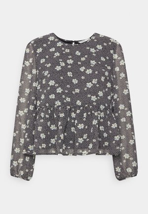 Blusa floral preta transparente com mangas longas, decote redondo e bainha em babados. Apresenta padrões de flores brancas e azuis claras por toda a peça.