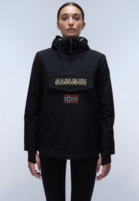 La giacca nera a pullover presenta una tasca frontale, un design con logo e un patch della bandiera norvegese. Il materiale sembra testurizzato, con cappuccio e polsini regolabili.