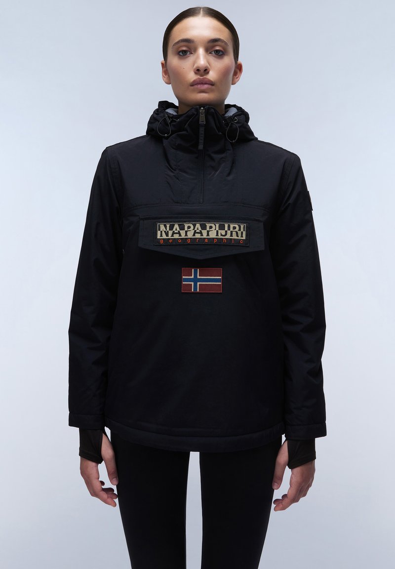 La giacca nera a pullover presenta una tasca frontale, un design con logo e un patch della bandiera norvegese. Il materiale sembra testurizzato, con cappuccio e polsini regolabili.