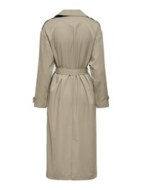 Trench-coat long beige avec ceinture, épaulettes aux épaules et brides aux manches, vue de dos sur fond blanc.