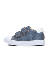 Denim sneakers met een blauwe stoffen bovenkant, een witte rubberen zool en twee haak-en-lus sluitingen. Subtiele stiksels zorgen voor extra accenten.