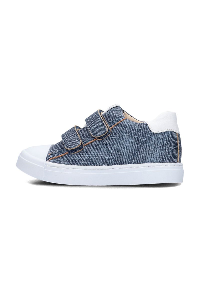 Denim sneakers met een blauwe stoffen bovenkant, een witte rubberen zool en twee haak-en-lus sluitingen. Subtiele stiksels zorgen voor extra accenten.