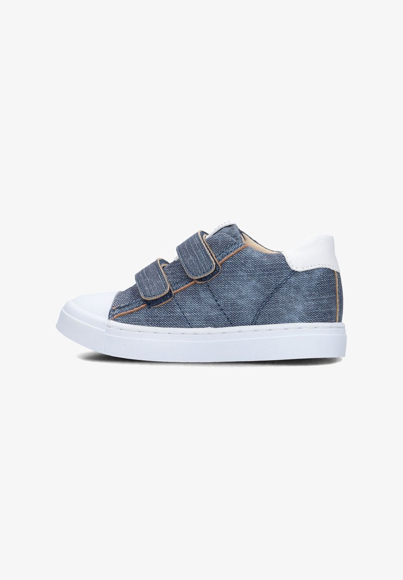 Denim sneakers met een blauwe stoffen bovenkant, een witte rubberen zool en twee haak-en-lus sluitingen. Subtiele stiksels zorgen voor extra accenten.