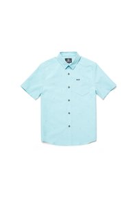 Camisa de botones de manga corta, de tela azul clara con un patrón texturizado, un bolsillo en el pecho, botones marrones y una etiqueta de marca negra.