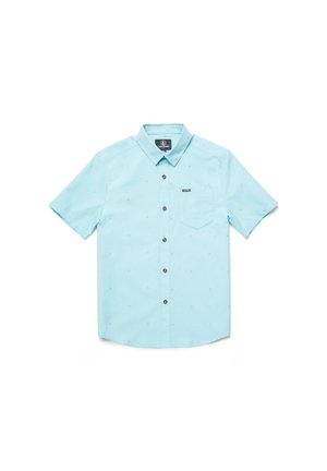 Camisa de botones de manga corta, de tela azul clara con un patrón texturizado, un bolsillo en el pecho, botones marrones y una etiqueta de marca negra.