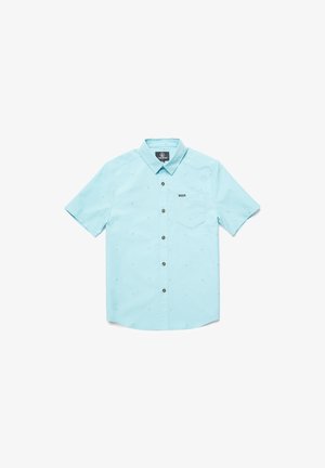 Camisa de botones de manga corta, de tela azul clara con un patrón texturizado, un bolsillo en el pecho, botones marrones y una etiqueta de marca negra.