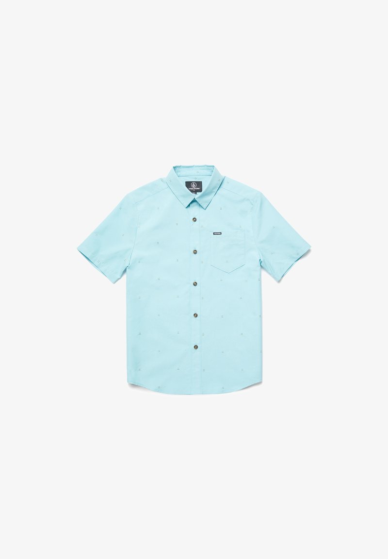 Koszula z krótkim rękawem zapinana na guziki, jasnoniebieska tkanina z teksturowanym wzorem, pojedyncza kieszeń na klatce piersiowej, brązowe guziki i czarna metka marki.