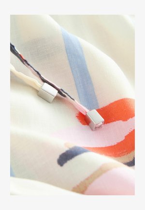 Kerge kangas mitmevärviliste abstraktsete mustritega pehmetes pastelltoonides, mille nöörilõppudel on hõbedased ruudukujulised detailid.