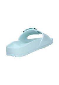 Chancla de color azul claro hecha de goma, con una suela texturizada y una plantilla lisa, un solo strap y forma contorneada.