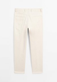 Off-white suorat housut, joissa on vyölenkit ja kaksi takataskua, esillä litteänä valkoista taustaa vasten.