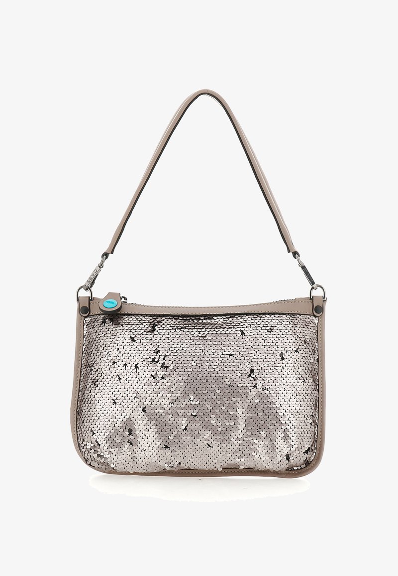 Piccola borsa beige con tracolla, decorata con luccicanti paillettes argento e una chiusura a zip accentuata da un'etichetta blu.