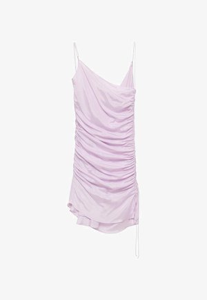 Lila mini obleka z drapiranimi tkaninami, nabranim teksturo, asimetričnim robom in tankimi nastavljivimi naramnicami za oprijet silhueto.