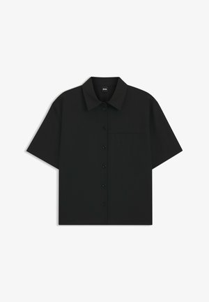 Sort kortærmet skjorte lavet af glat stof med klassisk krave, knaplukning foran og en enkelt brystlomme.