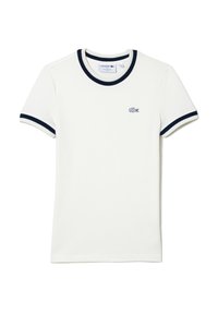 Camiseta blanca de manga corta con cuello y puños en canalé azul marino. Presenta un logo bordado en el pecho. Material de algodón suave.