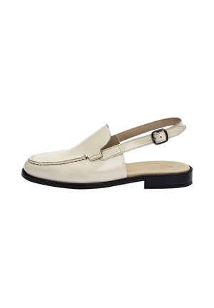 Beiger Leder-Slingback-Slipper mit schwarzer Sohle und verstellbarem Schnallenriemen, mit genähtem Mokassin-Zehen-Design und niedrigem Absatz.