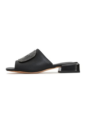 Mule noire à bout ouvert avec petit talon bloc et ornement de perles argentées sur le dessus, vue de profil sur fond blanc.