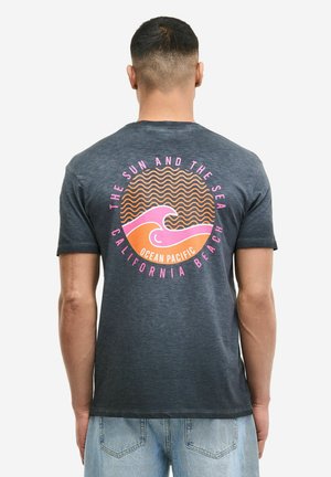 Ocean Pacific, OCEAN PACIFIC HERREN T-SHIRT NORMALE PASSFORM MERIMBULA - T-shirt print - anthracite orange