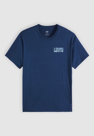 Temno modra bombažna majica s kratkimi rokavi, okrogel izrez in belim napisom "LEVI'S" na levi strani prsnega koša v teksturiranem vzorcu.