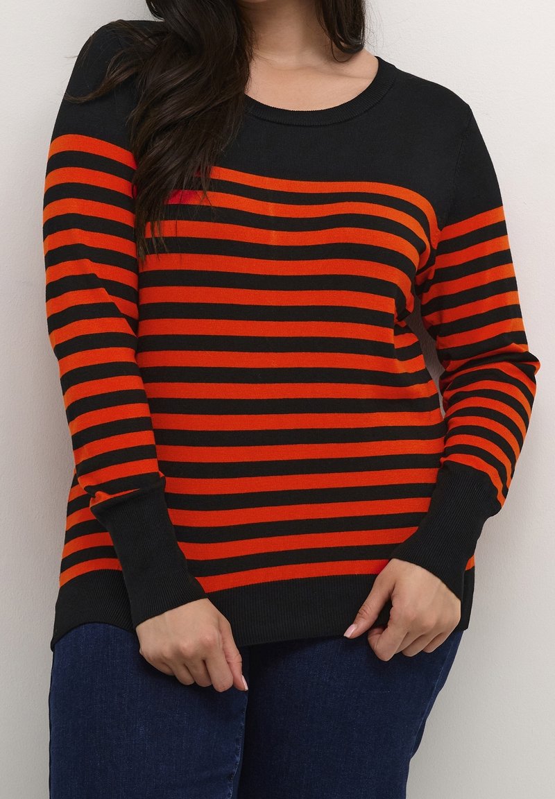 Suéter a rayas negro y naranja con mangas largas y cuello redondo. Puños y dobladillo acanalados, textura suave, ajuste casual.