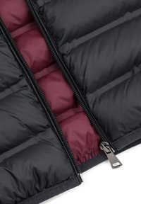 Czarna kurtka puchowa z zamkiem błyskawicznym z przodu, z bordową podszewką i pikowanymi sekcjami dla lepszej izolacji. Widoczny srebrny zamek.