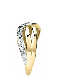 Goldring mit glänzender Oberfläche, der ein geschwungenes Design aufweist. Eine Seite ist mit facettierten klaren Kristallen verziert, die einen strukturierten Kontrast erzeugen.