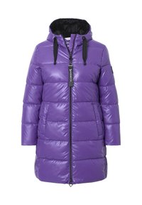Chaqueta de plumas morada con cierre frontal, capucha y cordones negros. Presenta una textura brillante y un patrón de acolchado horizontal.