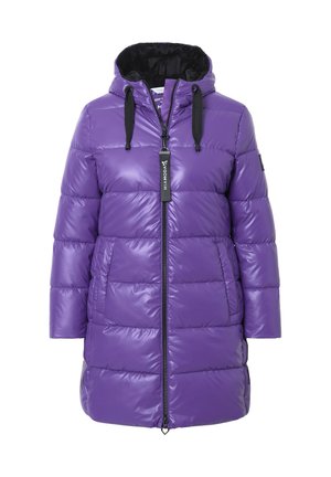 Violetti toppatakki, jossa on vetoketju edessä, huppu ja mustat säätönyörit. Ominaisuudet kiiltävä pinta ja vaakasuuntaiset tikkaukset.