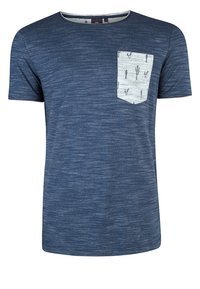 Mörkblå t-shirt med kort ärm, texturerad yta och en kontrasterande ficka med ett kaktusmönster. Rund halsringning och avslappnad passform.