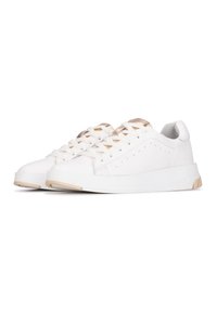 Zapatillas blancas con una parte superior texturizada, detalles dorados en la lengüeta del talón, cordones planos y una suela de goma blanca con un agarre beige.