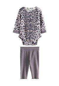 Leopardprint langærmet bodystocking med trykknaplukning og matchende ensfarvede grå leggings med flæsekanter. Blødt stof, afslappet pasform.