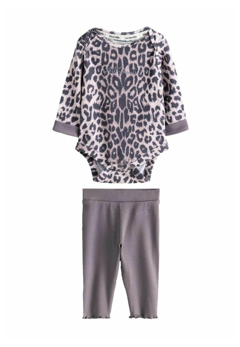 Leopardprint langærmet bodystocking med trykknaplukning og matchende ensfarvede grå leggings med flæsekanter. Blødt stof, afslappet pasform.