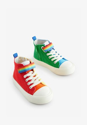 Sneaker high-top in tela multicolore con sezioni rosse, verdi, blu e arancioni, lacci bianchi e suole in gomma. Dettagli rainbow sulle cinghie.